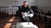 俄罗斯总统大选之日，远东港口城市符拉迪沃斯托克的一名军校学员在投票。（2024 年3月15日）