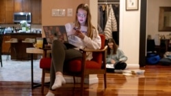 Seorang remaja tampak menggunakan telepon genggamnya saat ia bersantai di rumahnya di Westport, Connecticut, pada 16 Februari 2024. (Foto: AP/Julia Nikhinson)
