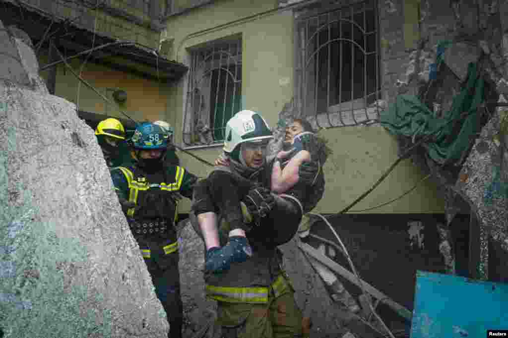 Un rescatista saca a una mujer de los escombros de un bloque de apartamentos tras ser destruido por misiles rusos en Dnipro, Ucrania, el 15 de enero de 2023.&nbsp;