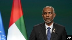 资料照片：2023年12月1日，马尔代夫总统穆罕默德·穆伊祖在阿拉伯联合酋长国迪拜举行的 COP28 联合国气候峰会全体会议上发表讲话。（美联社照片）