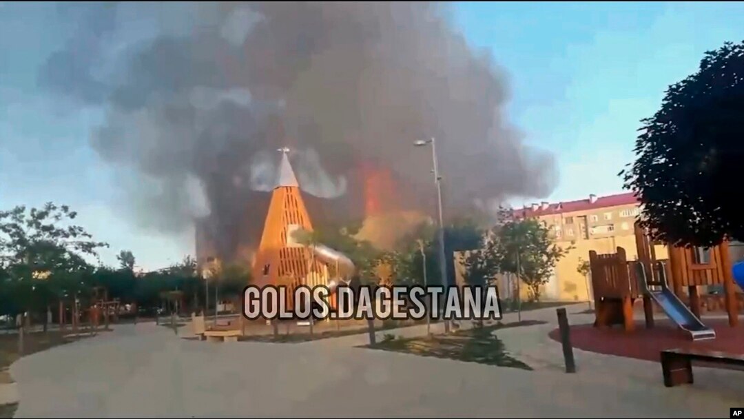 Dim se diže nakon napada u Mahačkali, republika Dagestan, Rusija, 23. juna 2024, na fotografij napravljeno o video snimka koji je objavio Golos Dagestana.