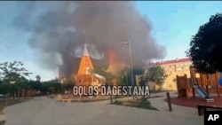 Dim se diže nakon napada u Mahačkali, republika Dagestan, Rusija, 23. juna 2024, na fotografij napravljeno o video snimka koji je objavio Golos Dagestana.