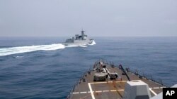 যুক্তরাষ্ট্রের নৌবাহিনী প্রদত্ত এই ছবিতে ইউএসএস চুং-হুন চীনের একটি নৌবাহিনীর জাহাজ পর্যবেক্ষণ করছে। ৩ জুন, ২০২৩। (আন্দ্রে টি রিচার্ড/এপির মাধ্যমে ইউ এস নৌবাহিনী)