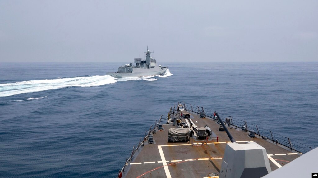 在美国海军提供的这张照片中，美国海军 "钟云号 "号观测到一艘中国海军舰艇在台湾海峡进行它所说的 "不安全 "操作。（2023年6月3日）