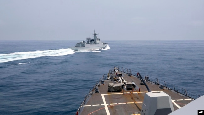 在美国海军提供的这张照片中，美国海军 "钟云号 "号观测到一艘中国海军舰艇在台湾海峡进行它所说的 "不安全 "操作。（2023年6月3日）