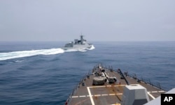 2023年6月3日,中国军舰在台湾海峡从美国海军驱逐舰“钟云号”航道前面切过。