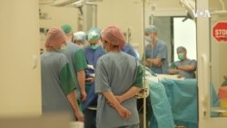 Доктори од САД волонтираат за оперирање повредени украински деца
