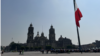 Ciudadanos caminan por el Zócalo de la Ciudad de México el 30 de mayo de 2024.
