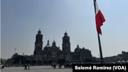 Ciudadanos caminan por el Zócalo de la Ciudad de México el 30 de mayo de 2024.