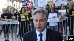 Menteri Luar Negeri AS Antony Blinken memberi keterangan pers di Tel Aviv, Israel, usai bertemu keluarga dan pendukung warga Israel yang masih disandera oleh gerakan Hamas di Gaza, Selasa, 11 Juni 2024. (Foto: Jack Guez/Pool Photo via AP)