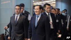 Mantan Presiden Taiwan Ma Ying-jeou (tengah) berjalan menuju gerbang di Badara Internasional Taoyuan, Taiwan, sebelum berangkat menuju China pada 1 April 2024. (Foto: AP/Chiang Ying-ying)