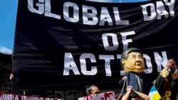 ཨ་རིའི་སྲིད་འཛིན་ཕོ་བྲང་མདུན་རྒྱ་ནག་དམར་ཤོག་ཚོགས་པའི་སྲིད་དབང་བཙུགས་ནས་ལོ་ངོ་ ༧༤ འཁོར་བའི་ཉིན་མོར་ངོ་རྒོལ་གྱི་ལས་འགུལ།