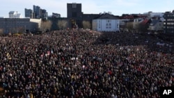 Masa okupljenih na protestu žena u Rejkeviku, Island, 24. oktobra 2023.