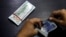 Petugas penukaran uang tampak menghitung lembaran uang rupee Pakistan yang akan ditukarkan dengan dollar AS di sebuah kios penukaran uang di Islamabad, Pakistan, pada 11 Desember 2017. (Foto: Reuters/Caren Firouz)