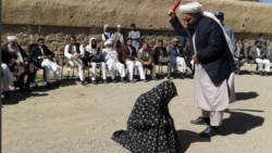 Hakim Taliban mencambuk seorang wanita di depan umum, karena melakukan perzinahan di provinsi Ghur (foto: dok). 