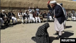 Hakim Taliban mencambuk seorang wanita di depan umum, karena melakukan perzinahan di provinsi Ghur (foto: dok). 