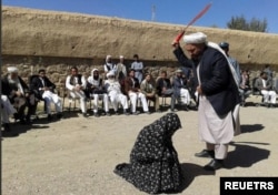 Hakim Taliban memecut perempuan karena tuduhan perzinahan di provinsi Ghur.