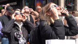 Հազարավոր մարդիկ Նյու Յորքի «Թայմզ Սքվեր» հրապարակից հետևում էին արևի խավարմանը
