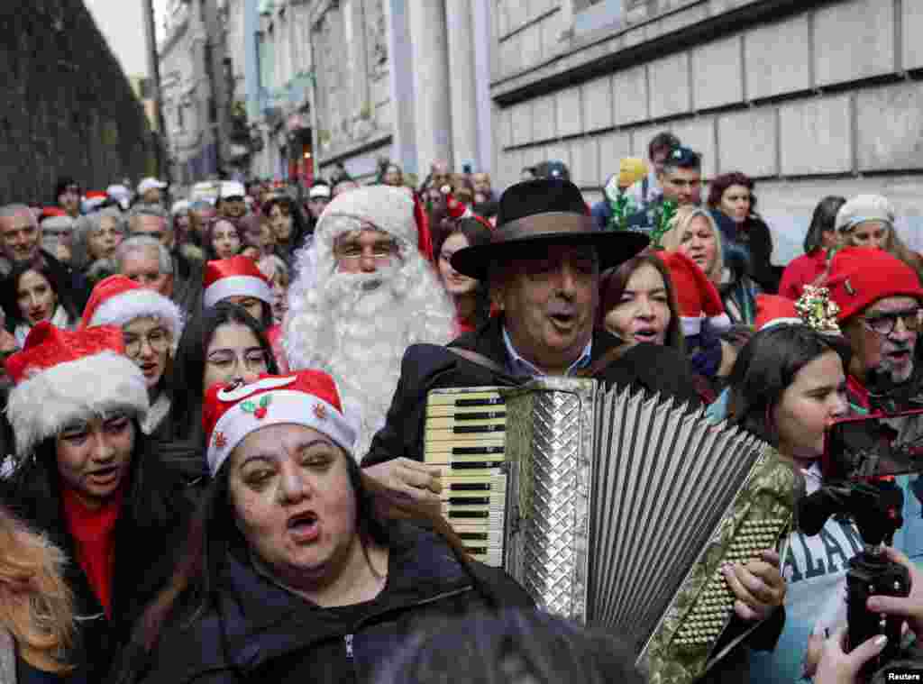 En el centro de Estambul, Turquía, una escuela secundaria griega y miembros de la comunidad ortodoxa griega, desfilan en medio del sonido del acordeón y los cantos en coro.&nbsp;