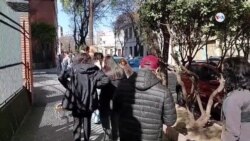 Votantes argentinos expresan inconformidad por retraso para entrar a colegios electorales