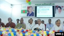 বিএনপির গুলশান কার্যালয়ে, বাংলাদেশ হিন্দু-বৌদ্ধ-খ্রিস্টান ঐক্য পরিষদের প্রতিনিধিদের সঙ্গে বৈঠকে কথা বলছেন বিএনপির মহাসচিব মির্জা ফখরুল ইসলাম আলমগীর। ১২ আগস্ট, ২০২৩।