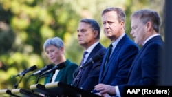 左起：澳大利亚外交部长黄英贤、澳国防部长理查德·马勒斯、英国外交大臣戴维·卡梅伦和英国国防大臣格兰特·沙普斯在澳大利亚举行的年度澳-英国部长级磋商 (AUKMIN)会议期间出席记者会。（ 2024年3月22日）