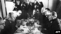 На снимке: президент США Джеральд Форд (второй слева), госсекретарь США Генри Киссинджер (слева), генеральный секретарь ЦК КПСС Леонид Брежнев (справа) и председатель Совета министров СССР Алексей Косыгин (второй справа) во время встречи во Владивостоке. 23 декабря 1974 года.