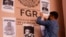 Un hombre coloca carteles que retratan a periodistas asesinados, durante una protesta que exige justicia y protección del gobierno federal tras los asesinatos de cinco colegas, frente a la oficina del Fiscal General en Ciudad Juárez, México, el 14 de febrero de 2022.