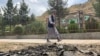 Čovjek prolazi pored mesta samoubilačkog napada u oblasti Badakstan, 6. juni 2023.