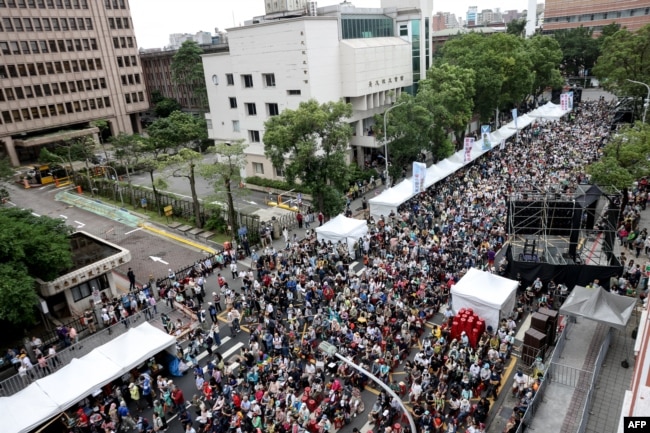 台湾立法院就改革法案举行投票之际，支持民进党的民众聚集在台北的立法院外。(2024年5月28日)