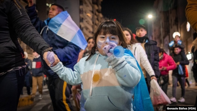 Los niños también hicieron parte de la celebración sin importar la hora. 