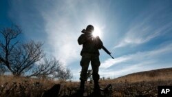 ARCHIVO - Un soldado de la Guardia Nacional hace guardia cerca de Bavispe, estado de Sonora, México, el 11 de enero de 2020.