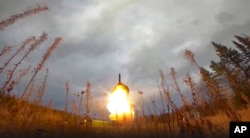 资料照：2022年10月26日，一枚亚尔斯洲际弹道导弹在俄罗斯普列谢茨克的一个地点进行了试射。（美联社）