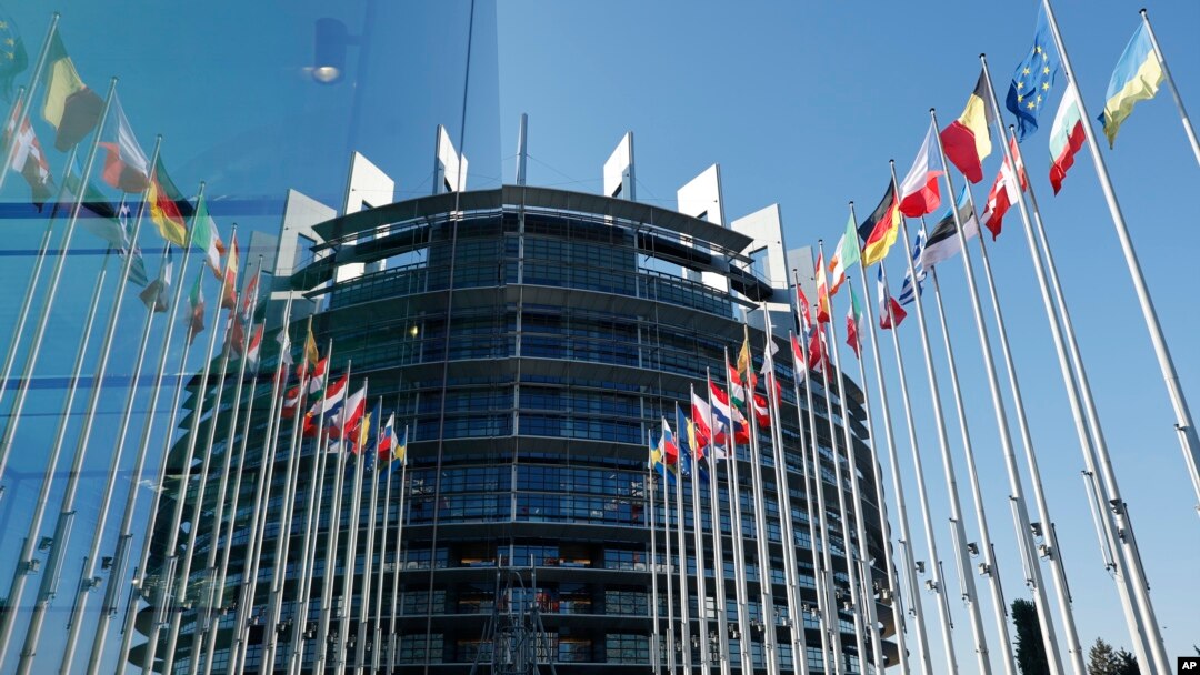Bendera negara-negara Eropa berkibar di Parlemen Eropa, Strasbourg, Selasa, 23 April 2024. Pemilu Eropa akan berlangsung pada 9 Juni 2024. (AP/Jean-Francois Badias)