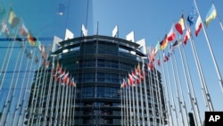 Bendera negara-negara Eropa berkibar di Parlemen Eropa, Strasbourg, Selasa, 23 April 2024. Pemilu Eropa akan berlangsung pada 9 Juni 2024. (AP/Jean-Francois Badias)