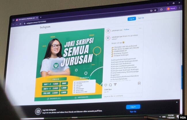 Jasa joki skripsi ditawarkan secara gamblang di media sosial, lengkap dengan tarif masing-masing paket pengerjaan (Rivan Dwiastono/VOA)
