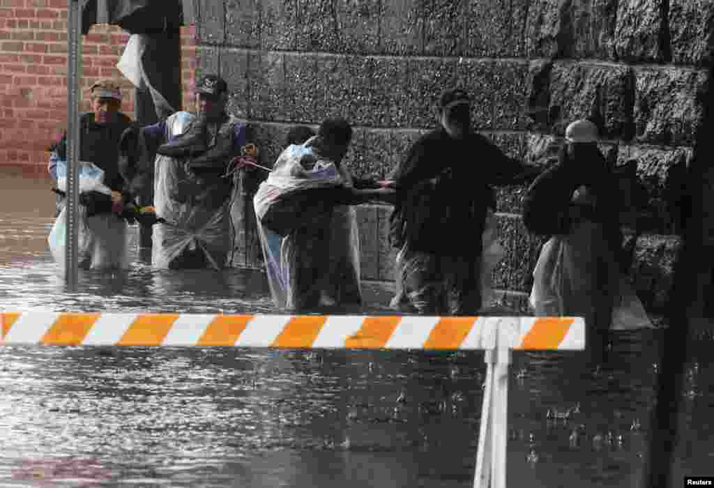 Residentes escapan del aumento de las inundaciones en el suburbio de Mamaroneck, en la ciudad de Nueva York.