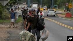 Una familia de inmigrantes venezolanos se aleja de la frontera con Venezuela en Pamplona, Colombia, el miércoles 7 de octubre de 2020.