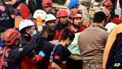 တူရကီနိုင်ငံ၊ မာလက်ယာမြို့မှာ ငလျင်ကြောင့်ပြိုကျသွားတဲ့အဆောက်အဦးအတွင်းက မိန်းကလေးတဦးကို ကယ်ထုတ်နေစဉ်။ (ဖေဖေါ်ဝါရီ ၂၇၊ ၂၀၂၃) 