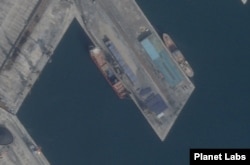 라진항 북한 전용부두에서 19일 포착된 선박과 컨테이너. 선박 적재함 안쪽에 실린 컨테이너도 볼 수 있다. 사진=Planet Labs