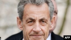 Mokonzi ya kala ya France Nicolas Sarkozy na milulu mya ya bakanisi bao bazwaki mpasi ya badongolomeso na Hôtel ya ba invalides, na Paris, 11 mars 2023.