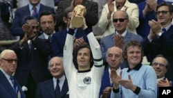 FILE - West Germany captain Franz Beckenbauer lifts the World Cup trophy after his team defeated the Netherlands 2-1 in the World Cup soccer final at Munich's Olympic stadium, in West Germany on July 7, 1974. Beckenbauer, 78, died on Jan. 7, 2024.