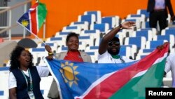 Adeptos com a bandeira da Namíbia no
Estádio Amadou Gon Coulibaly, em Korhogo, Costa do Marfim, 16 janeiro 2024. REUTERS/Luc Gnago