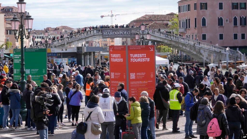 Turistët në Venecia duke bërë pagesat për taksën e re (25 prill 2024)