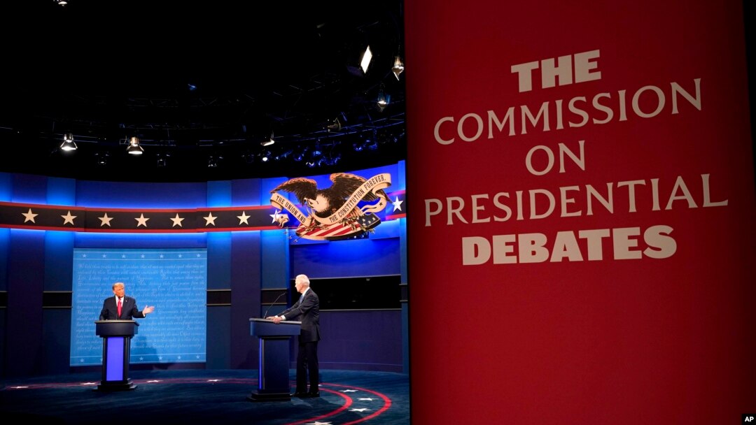 ARCHIVO - Donald Trump, a la izquierda, y el entonces candidato presidencial demócrata, el exvicepresidente Joe Biden, participan en el último debate presidencial, el 22 de octubre de 2020.