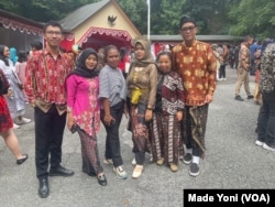 Sejumlah mahasiswa yang menempuh studi di Northern Virginia Community College-Nova usai mengikuti upacara Hari Kemerdekaan ke-79 Republik Indonesia di Wisma Indonesia, Washington DC, Sabtu, 17 Agustus 2024. (Foto: Made Yoni/VOA)