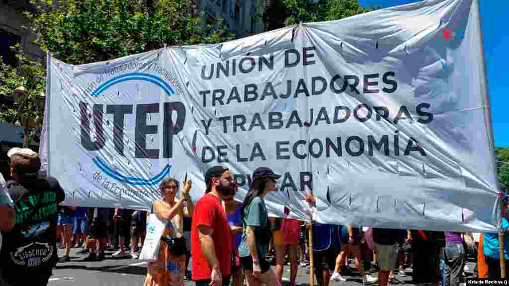 La Unión de Trabajadores y Trabajadoras de la Economía Popular, que representa a los comerciantes de las calles, se unió a la manifestación.