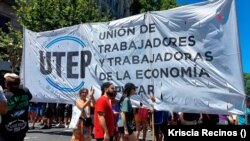 La Unión de Trabajadores y Trabajadoras de la Economía Popular, que representa a los comerciantes de las calles, protesta en Buenos Aires contra las reformas del presidente Javier Milei el 24 de enero de 2024.