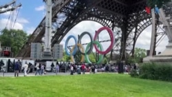 На Ајфеловата кула се поставуваат олимписките прстени 