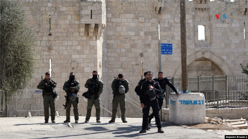 Soldados israelíes armados custodian los accesos a la Ciudad Vieja de Jerusalén, fuertemente militarizada este 13 de octubre de 2023, cuando exlíderes de Hamás han llamado a un Día de Indignación palestina en todo el mundo.&nbsp;